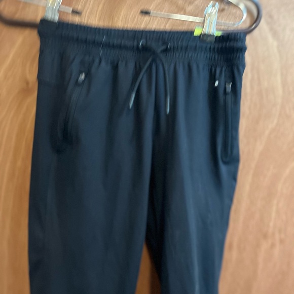 Boy’s black Inder Armour size 9 / 10 Black Sweatpants - Picture 2 of 3